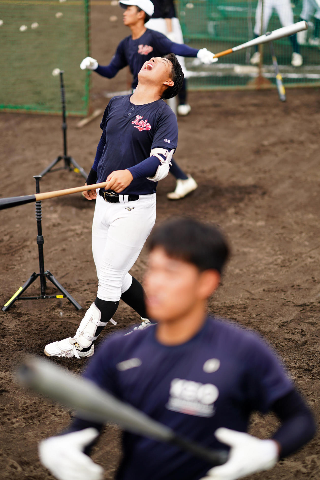 ティー打撃がうまくいかず悔しがる慶応・清原（中央）（撮影・横山健太）