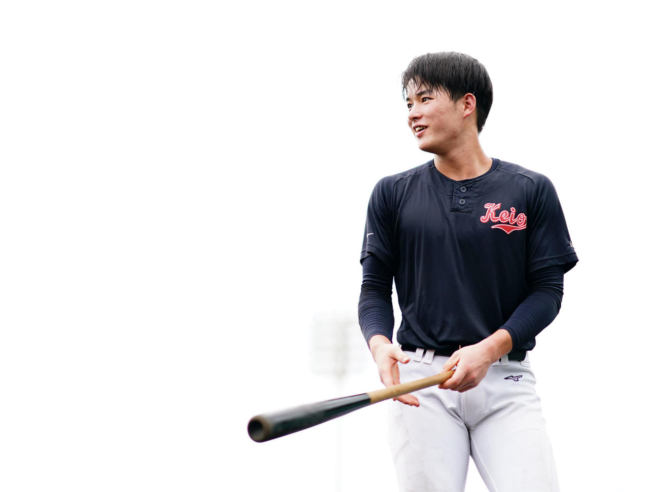 汗を流し練習する慶応・丸田（撮影・横山健太）