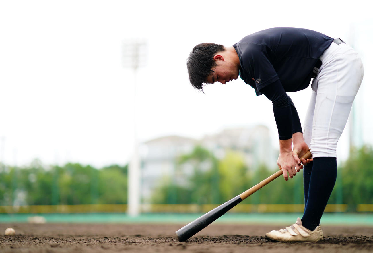 ティー打撃に臨む慶応・丸田（撮影・横山健太）