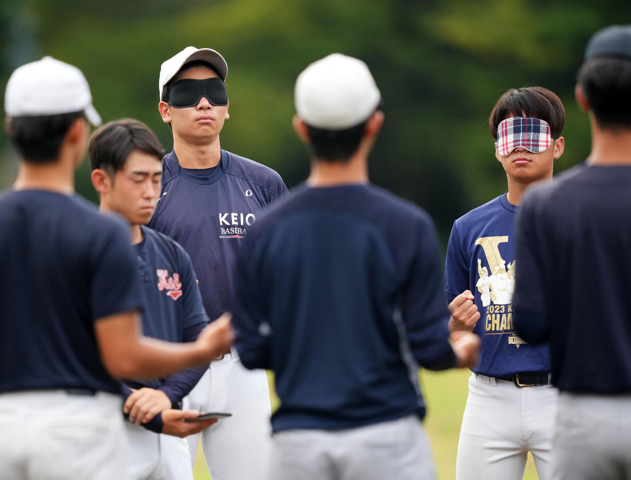 アクティベーションイマージェリーを行う慶応ナイン（撮影・横山健太）