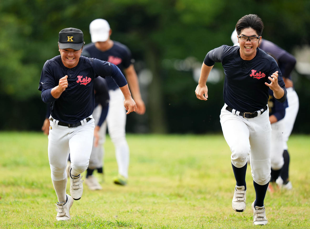 笑顔でダッシュをする慶応・大村（左）と延末（撮影・横山健太）
