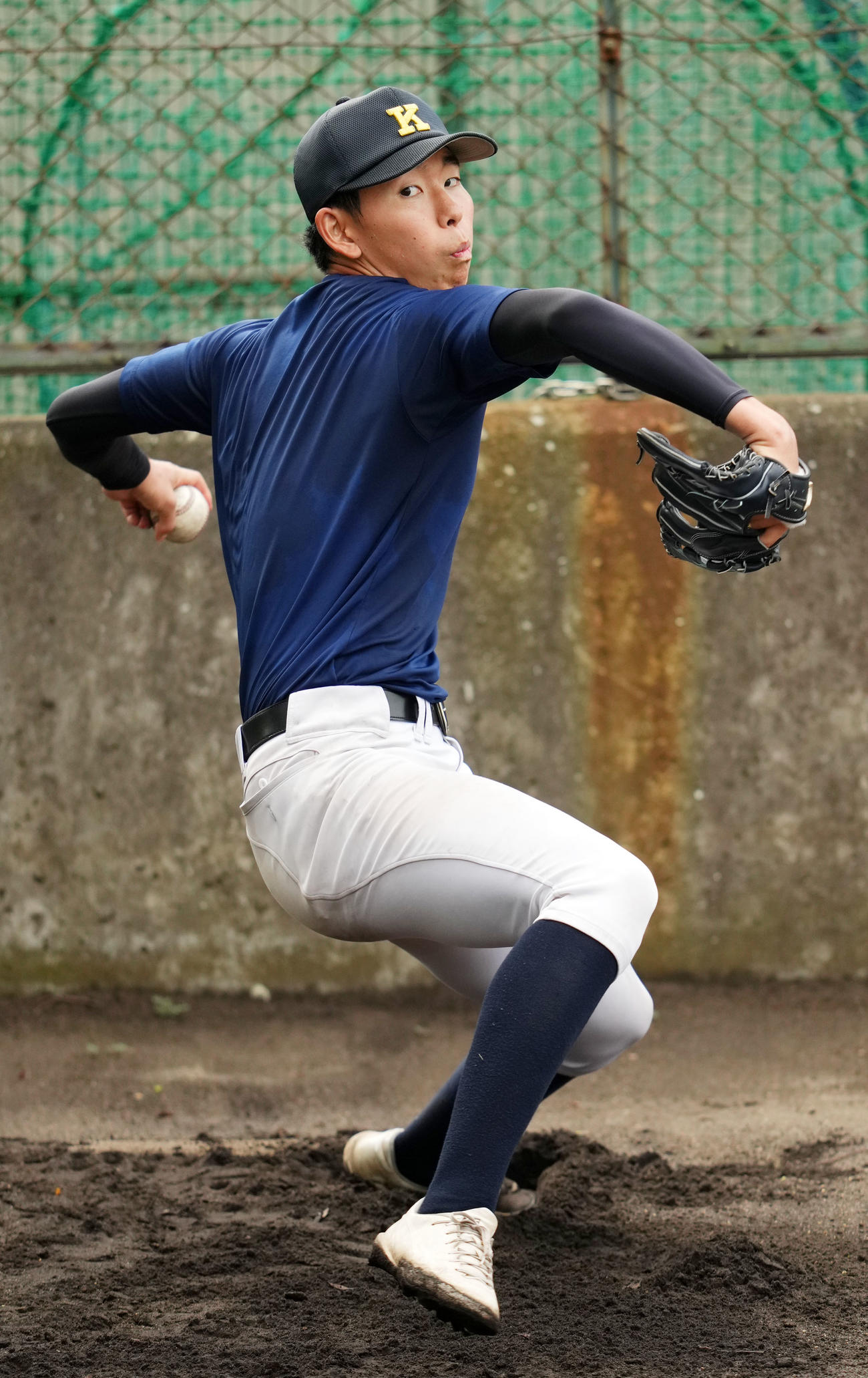 ブルペンで投球練習をする慶応・鈴木（撮影・横山健太）