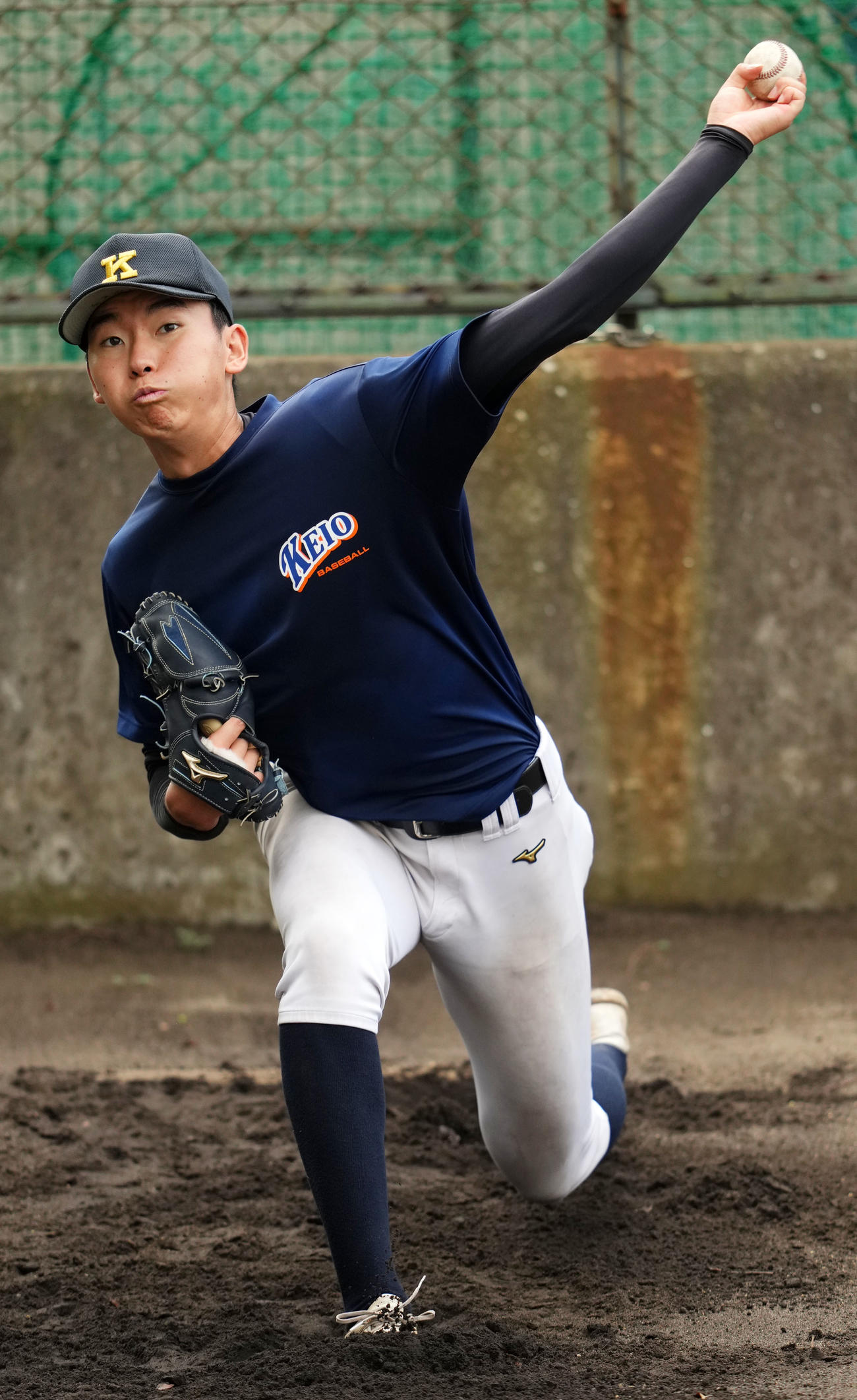 ブルペンで投球練習をする慶応・鈴木（撮影・横山健太）