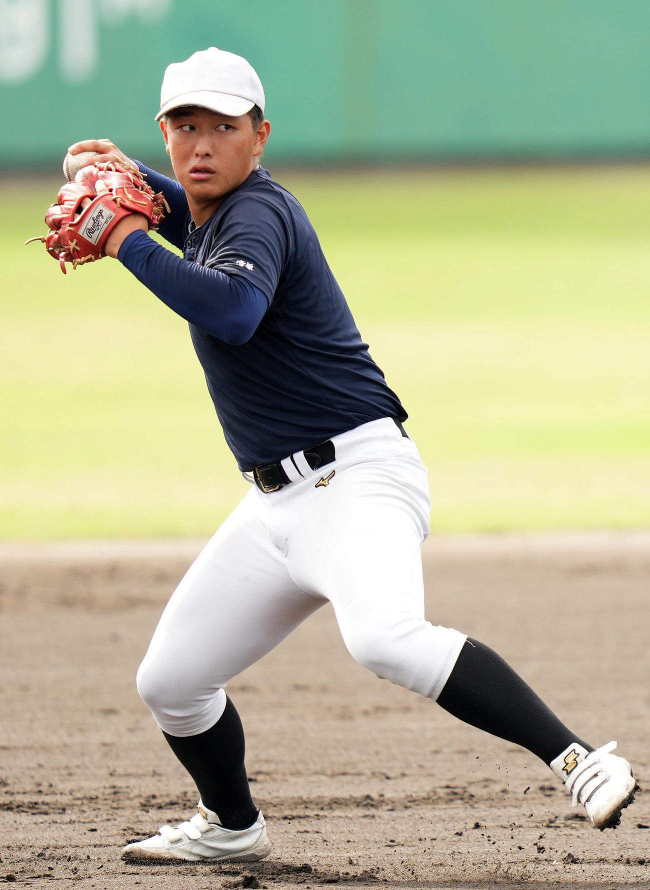ノックで軽快な動きを見せる慶応・清原（撮影・横山健太）