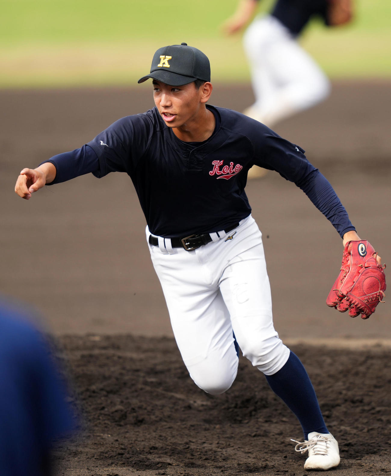 シートノックで指示を出す慶応・小宅（撮影・横山健太）