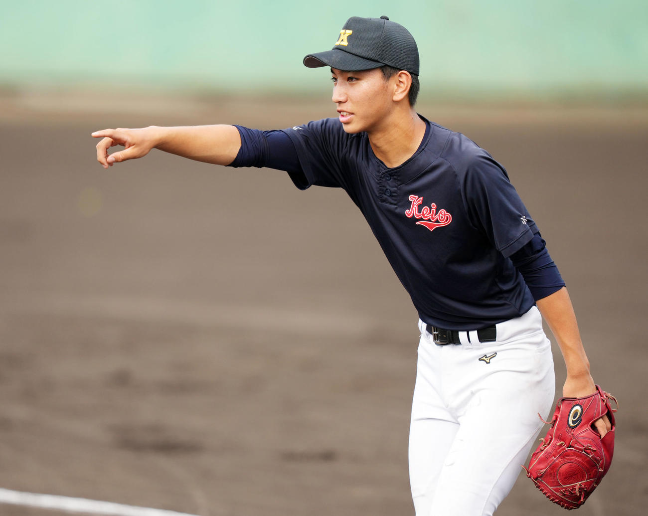 シートノックで指示を出す慶応・小宅（撮影・横山健太）