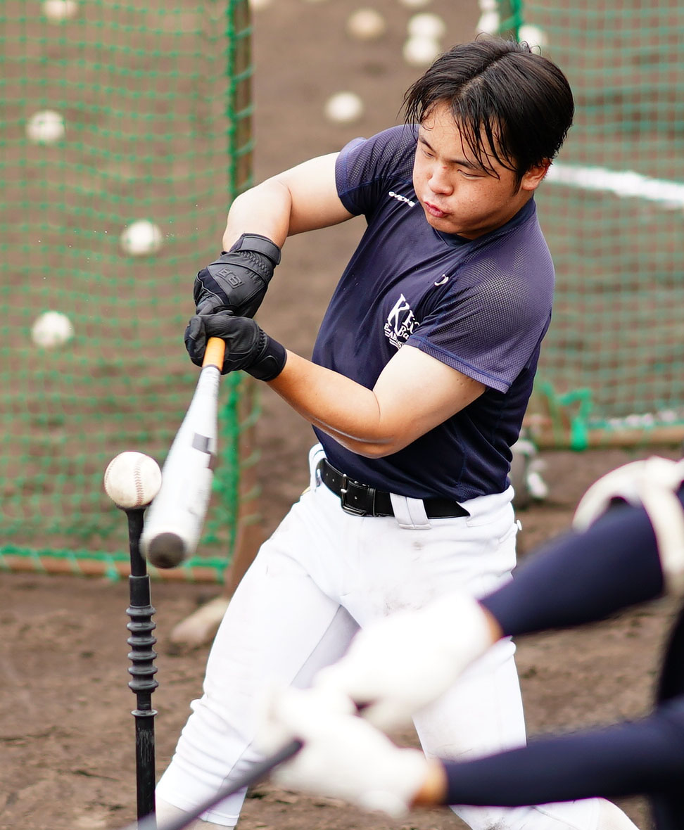 ティー打撃をする慶応・大村（撮影・横山健太）