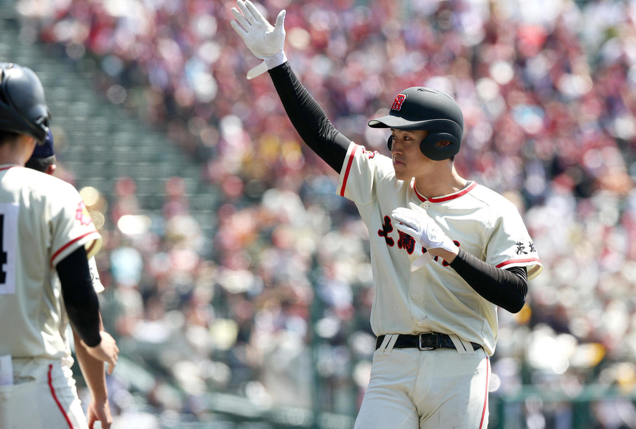 土浦日大対八戸学院光星　3回表土浦日大2死満塁、松田は左前2点適時打を放ちベンチへ向かってポーズする（撮影・上山淳一）