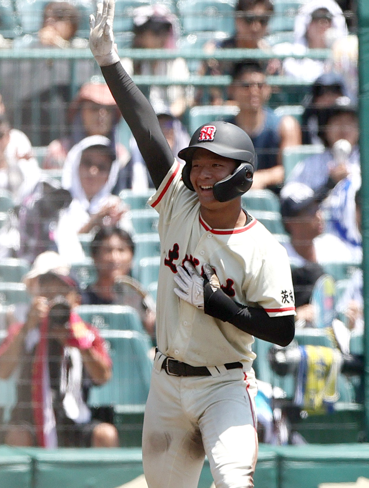 土浦日大対八戸学院光星　6回表土浦日大2死満塁、太刀川は中越え3点適時三塁打を放ち喜ぶ（撮影・上山淳一）