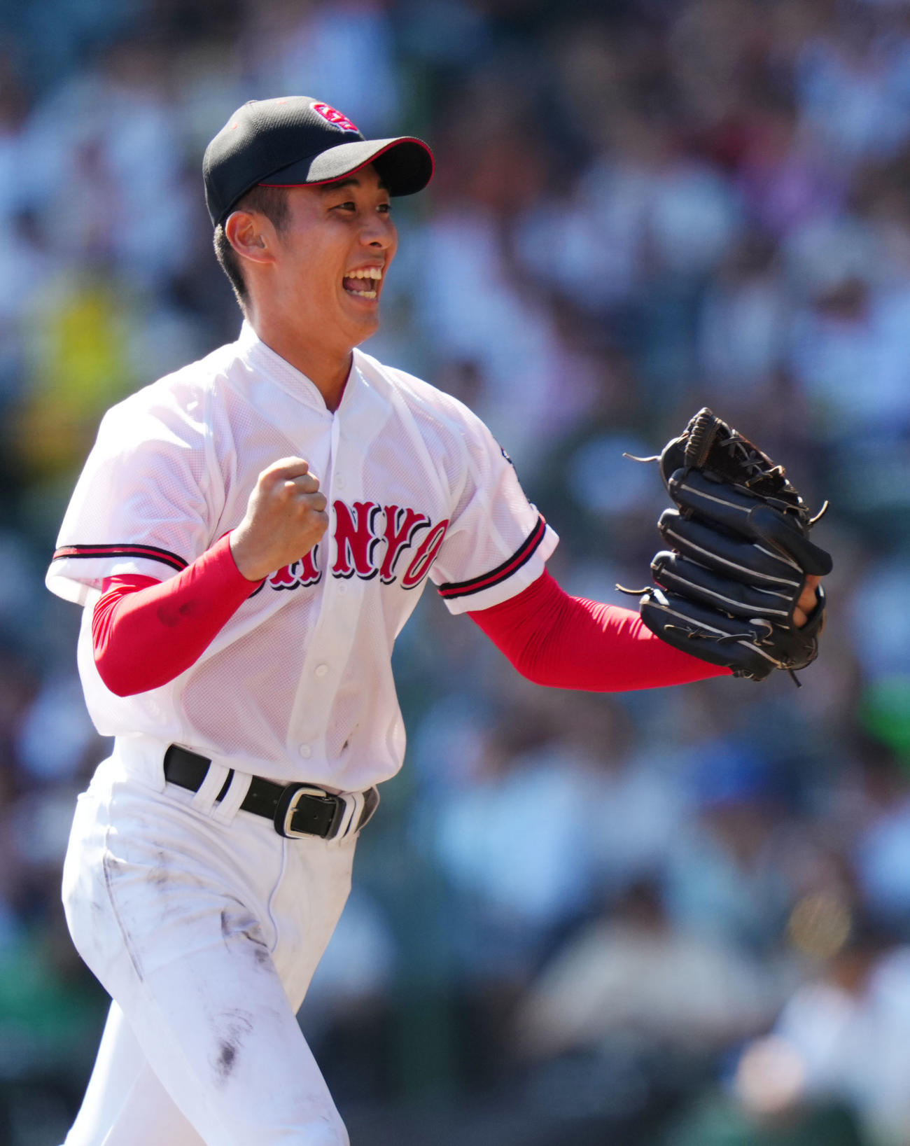 神村学園対おかやま山陽　6回表を無失点に抑えガッツポーズするおかやま山陽・西野（撮影・横山健太）