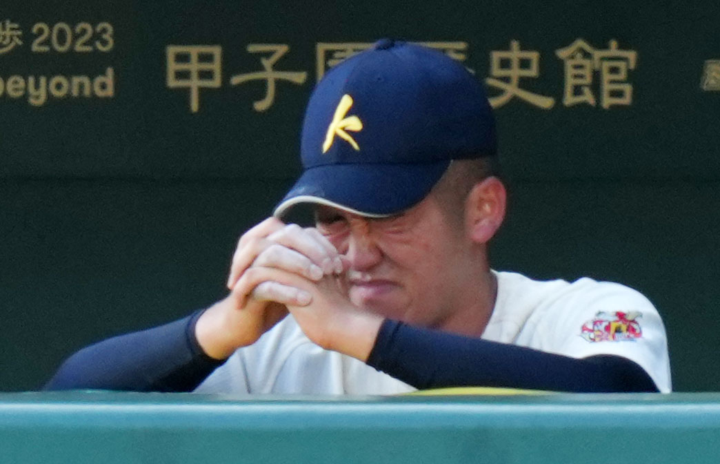 神村学園対おかやま山陽　6回裏途中でマウンドを降りベンチで祈る神村学園・松永（撮影・横山健太）