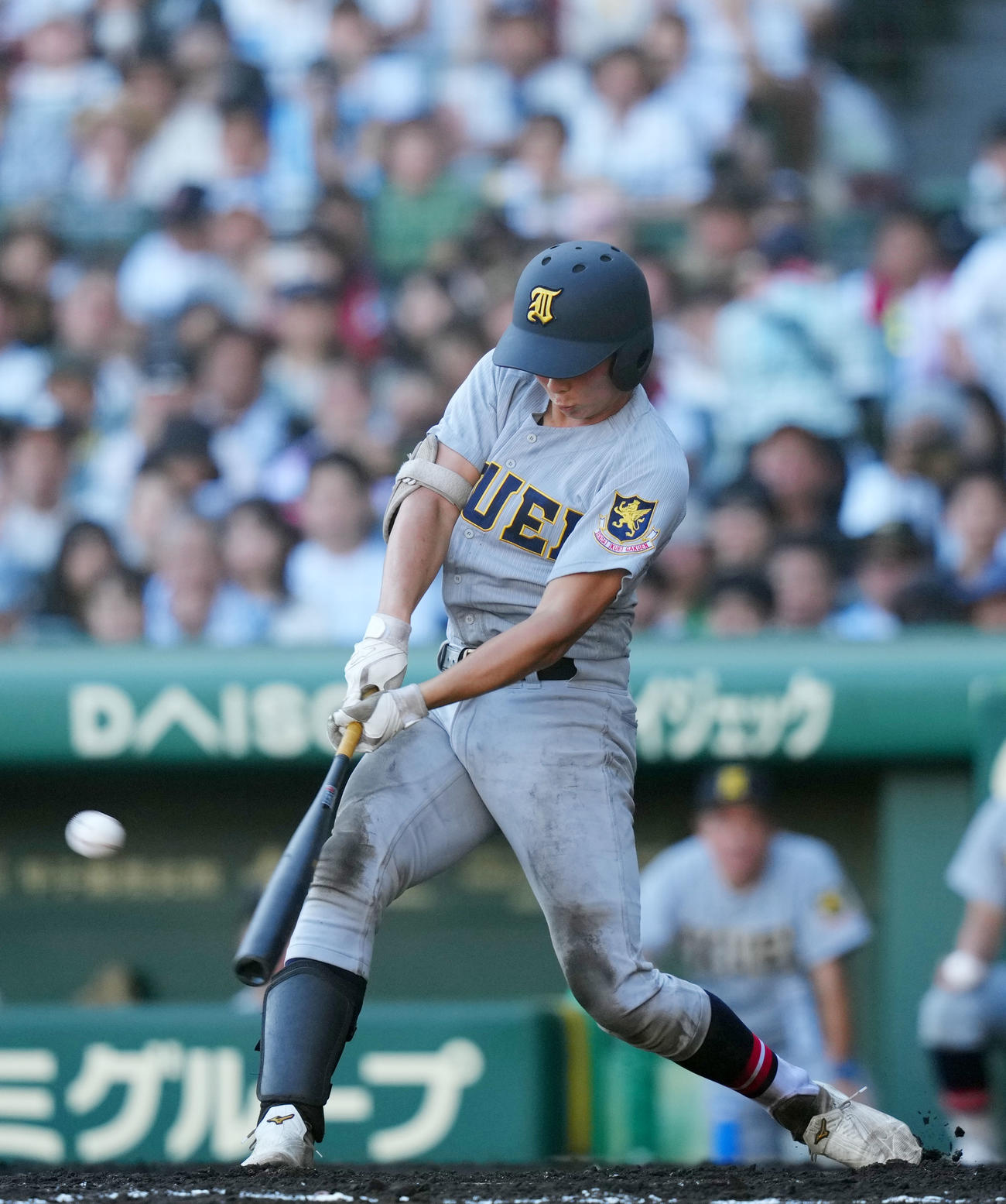 仙台育英対花巻東　3回表仙台育英2死満塁、右越え2点適時二塁打を放つ尾形（撮影・横山健太）