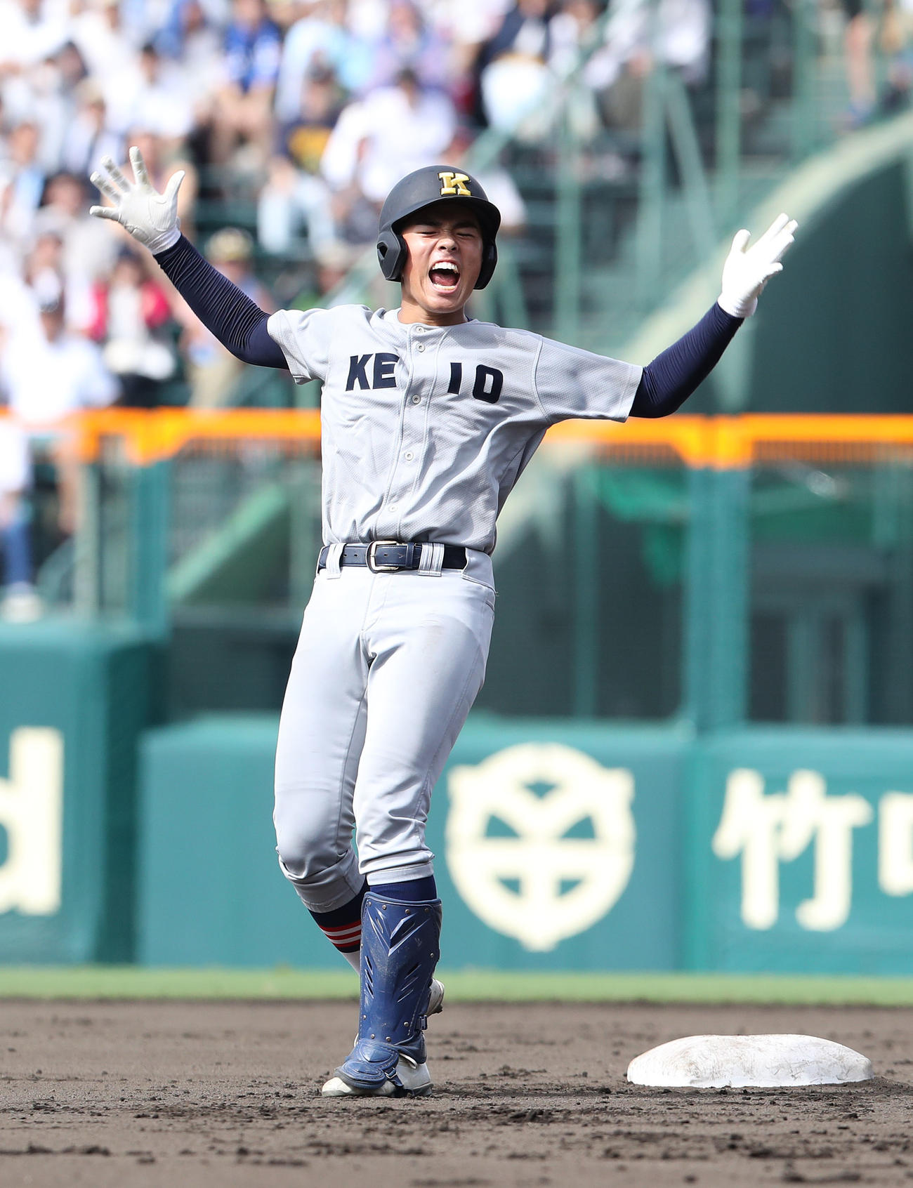 慶応対沖縄尚学　6回表慶応1死満塁、加藤は左中間に逆転3点適時二塁打を放ち両手を上げて喜びを爆発させる（撮影・白石智彦）