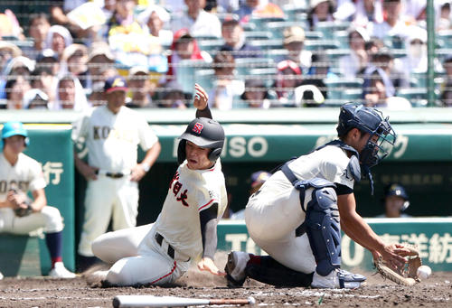 土浦日大対八戸学院光星　3回表土浦日大2死一、二塁、二走鈴木は後藤の中前適時打で先制生還する。捕手藤原（撮影・上山淳一）