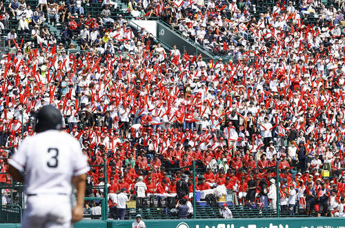 神村学園対おかやま山陽　2回裏、声援を送るおかやま山陽アルプス（撮影・藤尾明華）