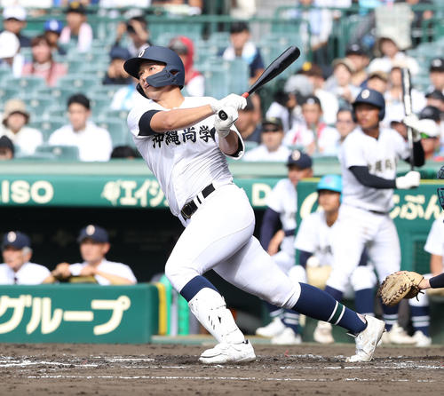慶応対沖縄尚学　4回裏沖縄尚学1死二塁、仲田は先制左越え2点本塁打を放つ（撮影・白石智彦）