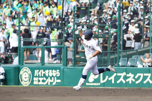 慶応対沖縄尚学　4回裏沖縄尚学1死二塁、仲田は先制左越え2点本塁打を放ちガッツポーズする（撮影・白石智彦）
