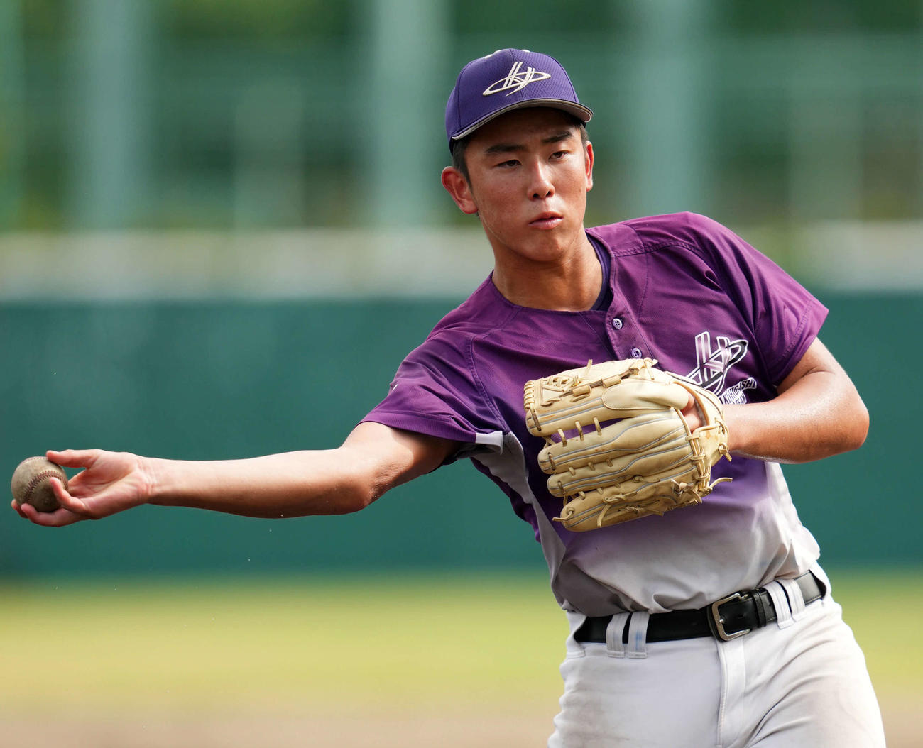 ノックで軽快な動きを見せる花巻東・北條（撮影・横山健太）