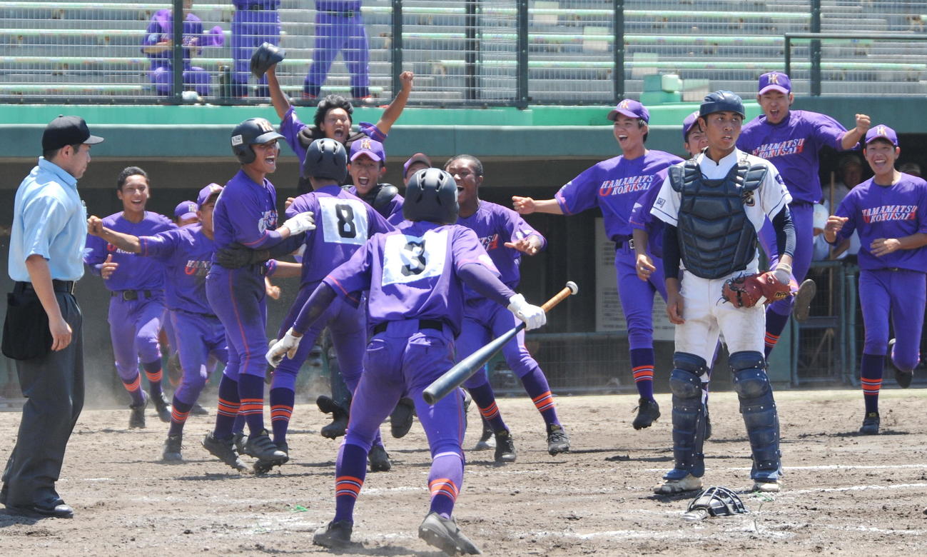 サヨナラ勝ちで決め、歓喜するオイスカ浜松国際ナイン　