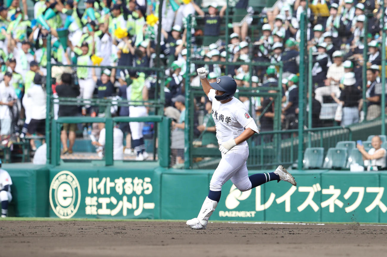 慶応対沖縄尚学　4回裏沖縄尚学1死二塁、仲田は先制左越え2点本塁打を放ちガッツポーズする（撮影・白石智彦）