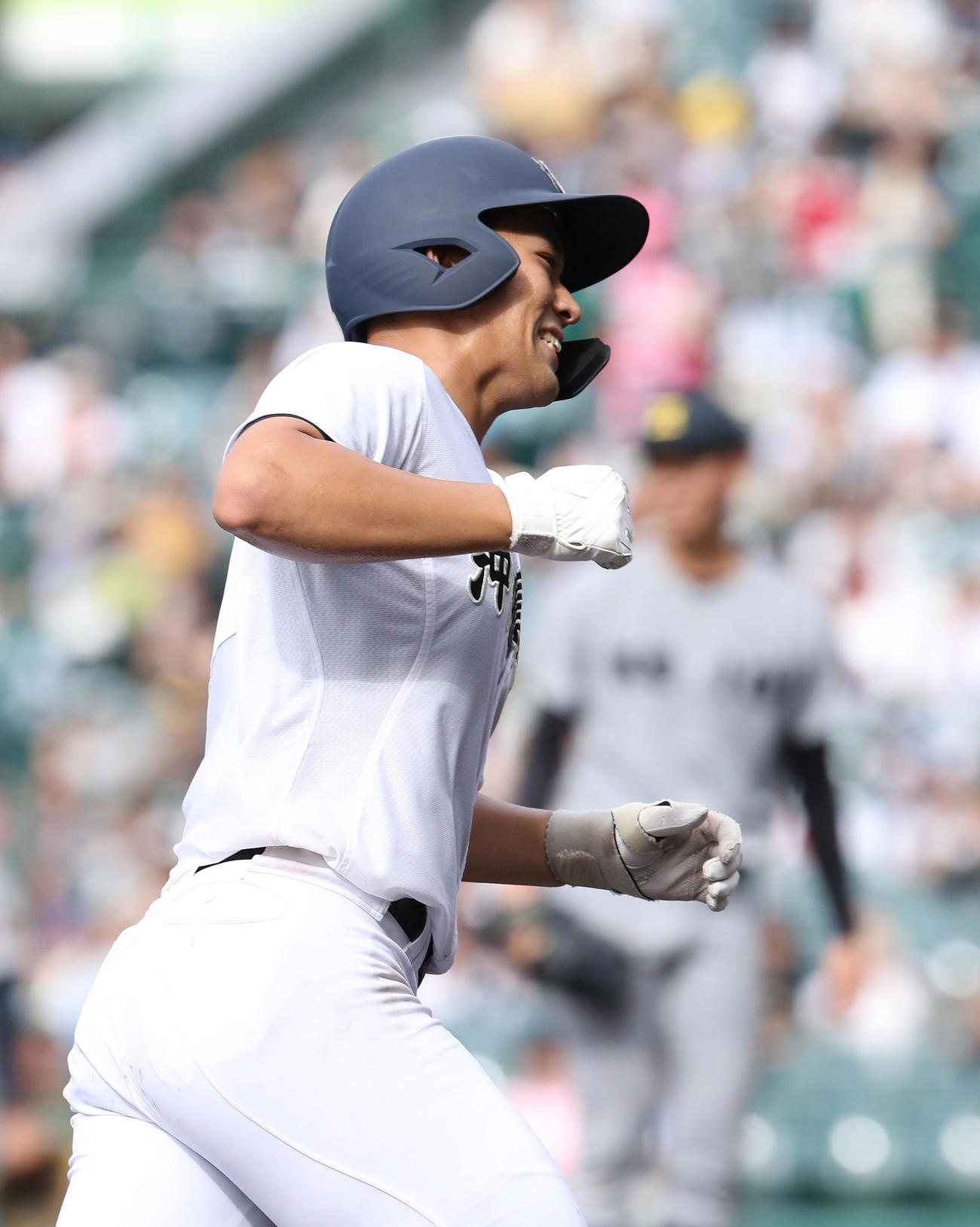 慶応対沖縄尚学　4回裏沖縄尚学1死二塁、仲田は先制左越え2点本塁打を放ちガッツポーズする（撮影・白石智彦）