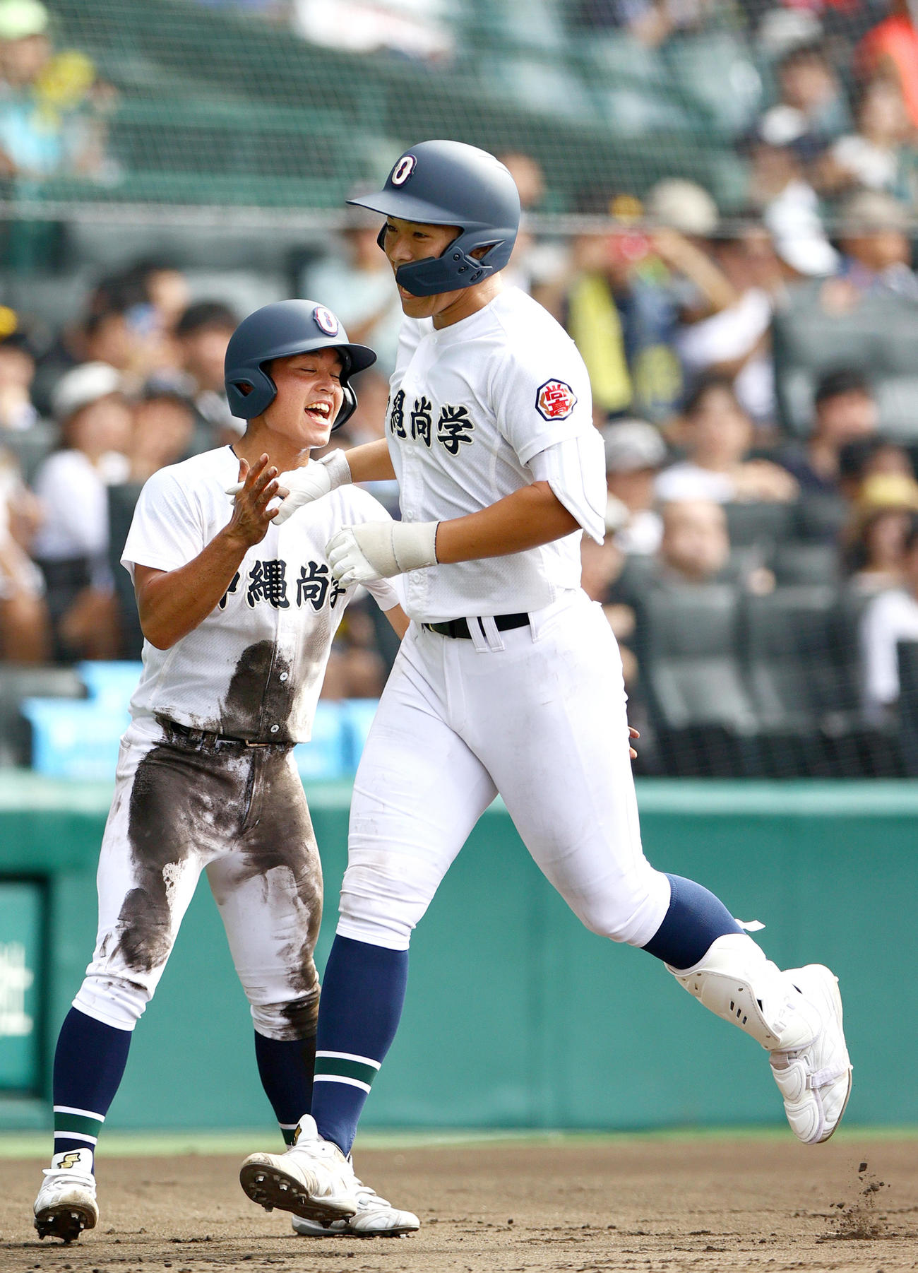慶応対沖縄尚学　4回裏沖縄尚学1死二塁、仲田（右）は先制の左越え2点本塁打を放ち生還する（撮影・上山淳一）