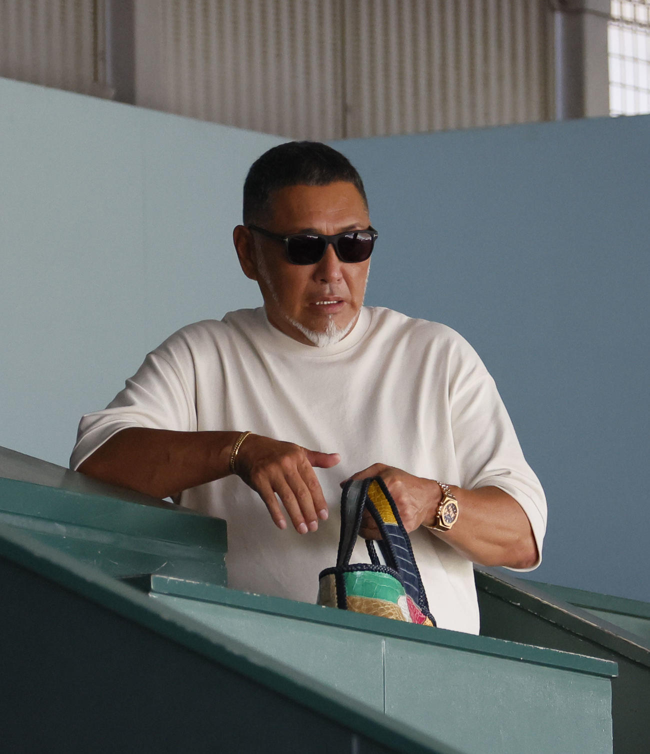 慶応対沖縄尚学　息子の慶応勝児の試合を見届け、球場を後にする清原和博氏（撮影・藤尾明華）