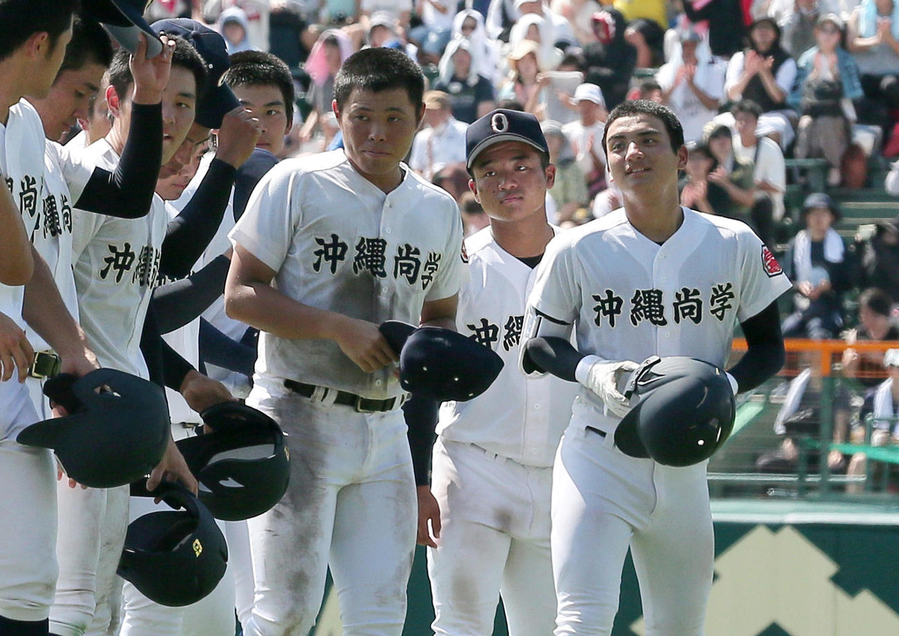 慶応対沖縄尚学　慶応に敗れ、応援席にあいさつへ向かい整列する沖縄尚学の東恩納（右）らナイン（撮影・上山淳一）