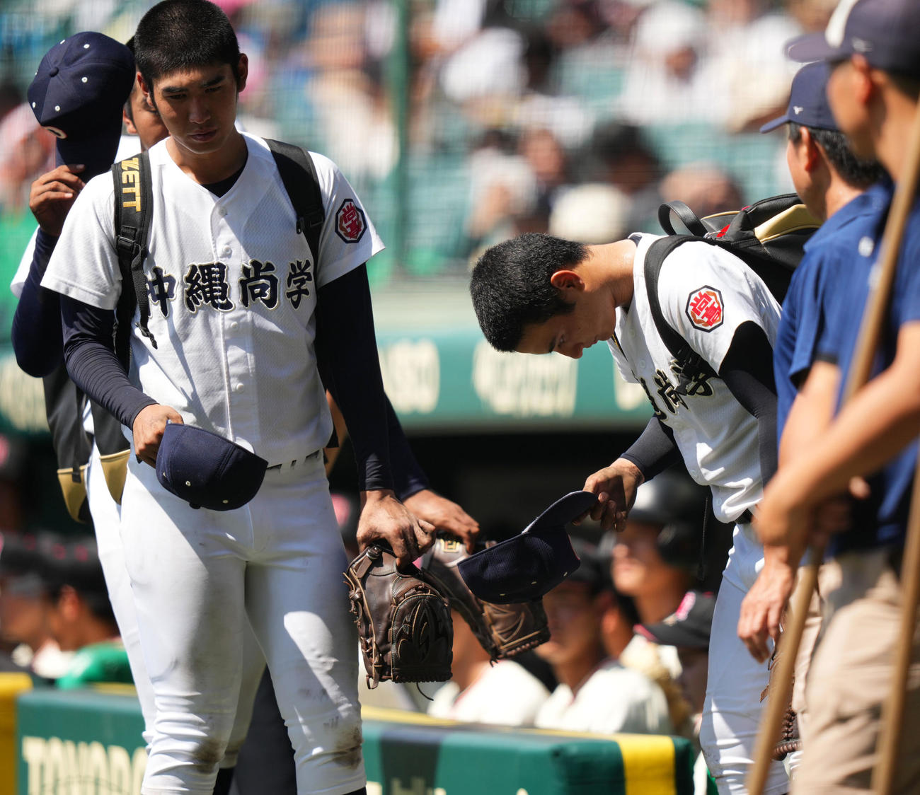 慶応対沖縄尚学　一礼し甲子園を後にする東恩納（右）ら沖縄尚学ナイン（撮影・横山健太）