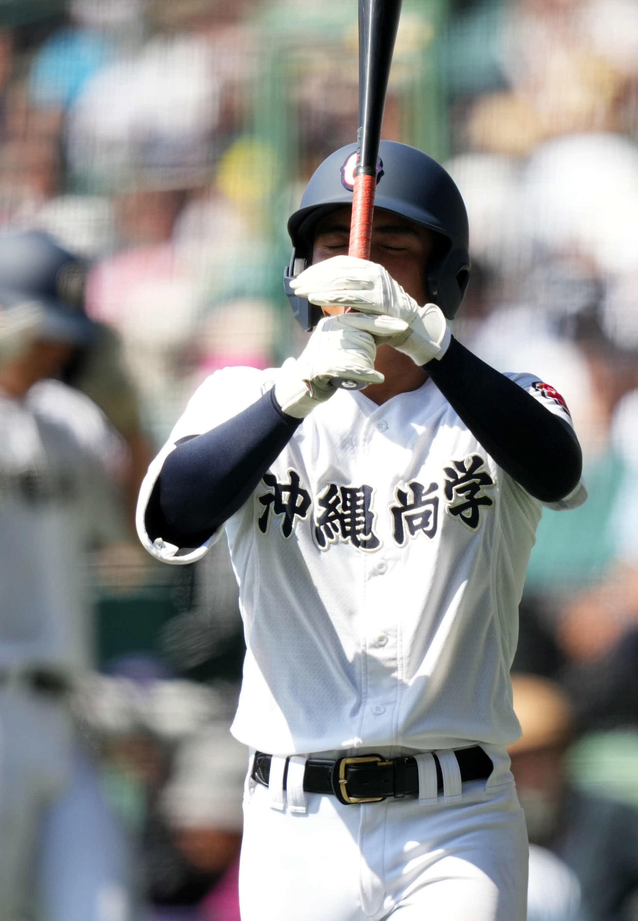 慶応対沖縄尚学　9回裏沖縄尚学2死、打席に向かう東恩納（撮影・横山健太）