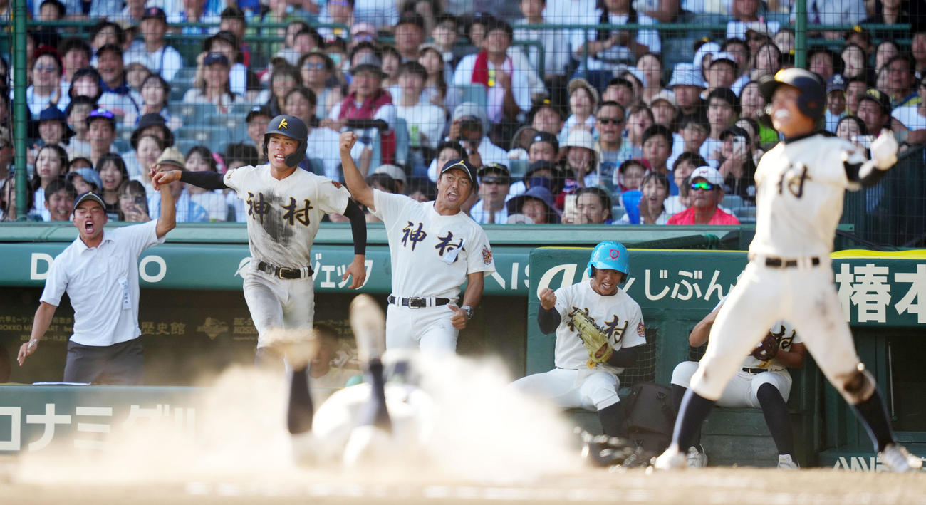 神村学園対おかやま山陽　8回表神村学園1死一、二塁、岩下の右前適時打で追加点を奪い拳を突き上げる小田監督（中央）ら神村学園ナイン（撮影・横山健太）