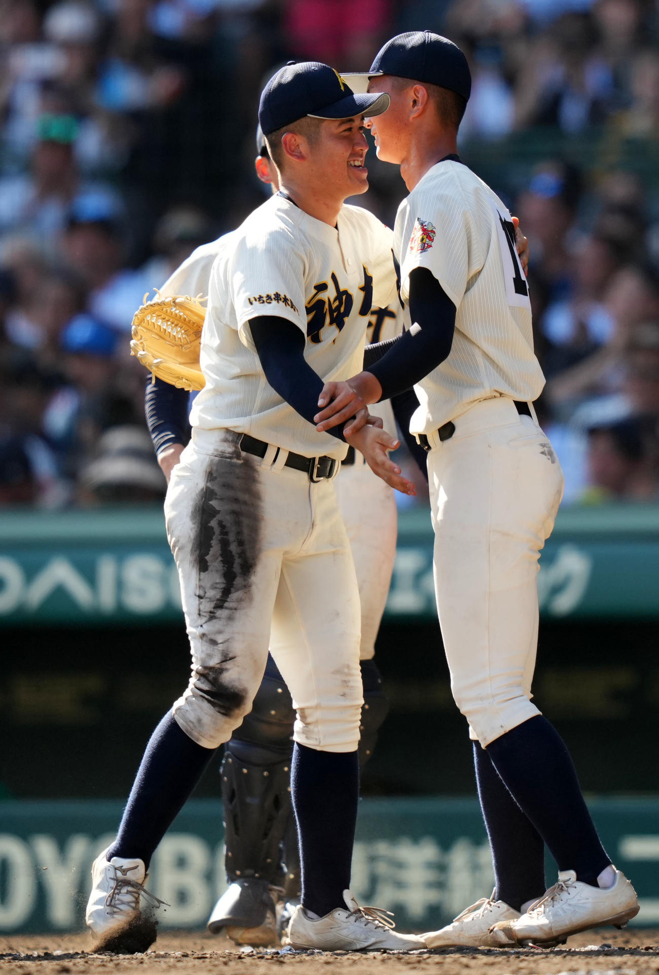 神村学園対おかやま山陽　準決勝進出を決め抱き合う神村学園・黒木（右）と松永（撮影・横山健太）
