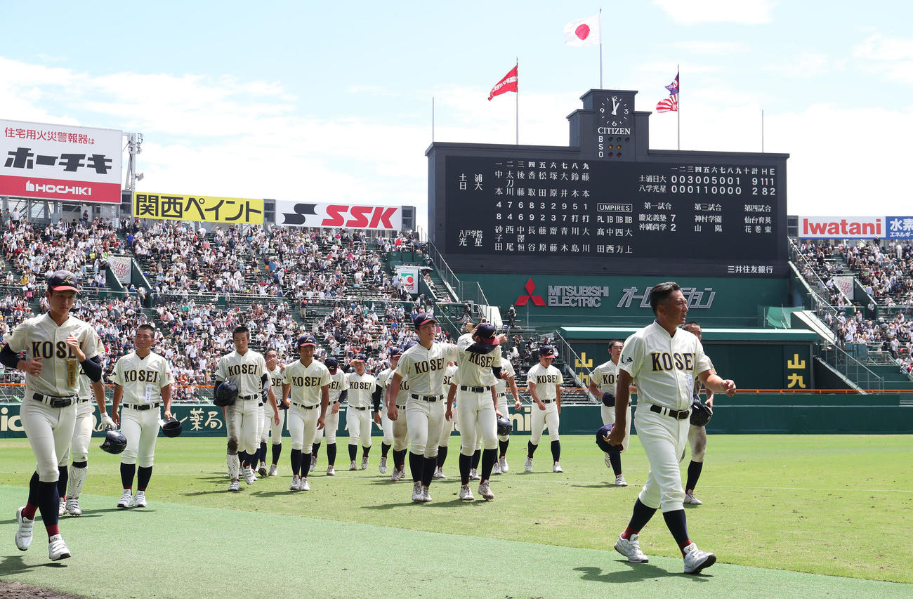 土浦日大対八戸学院光星　土浦日大に敗れ仲井監督（右）を先頭に引き揚げる八戸学院光星ナイン（撮影・白石智彦）