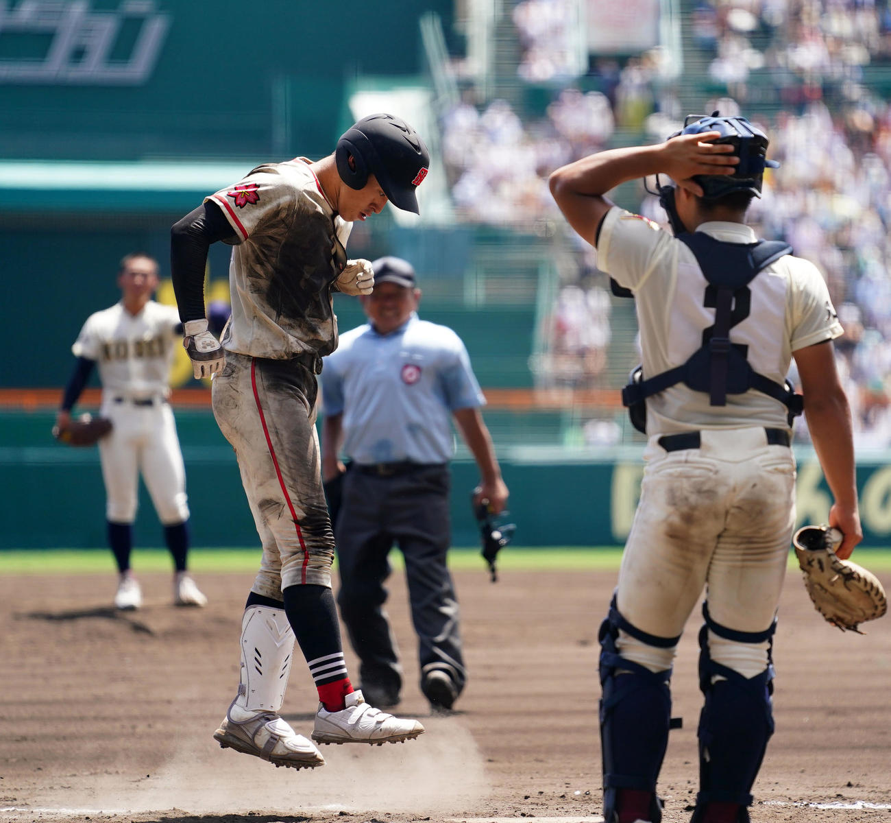 土浦日大対八戸学院光星　9回表土浦日大無死、中越え本塁打を放ち生還する松田（左）（撮影・横山健太）