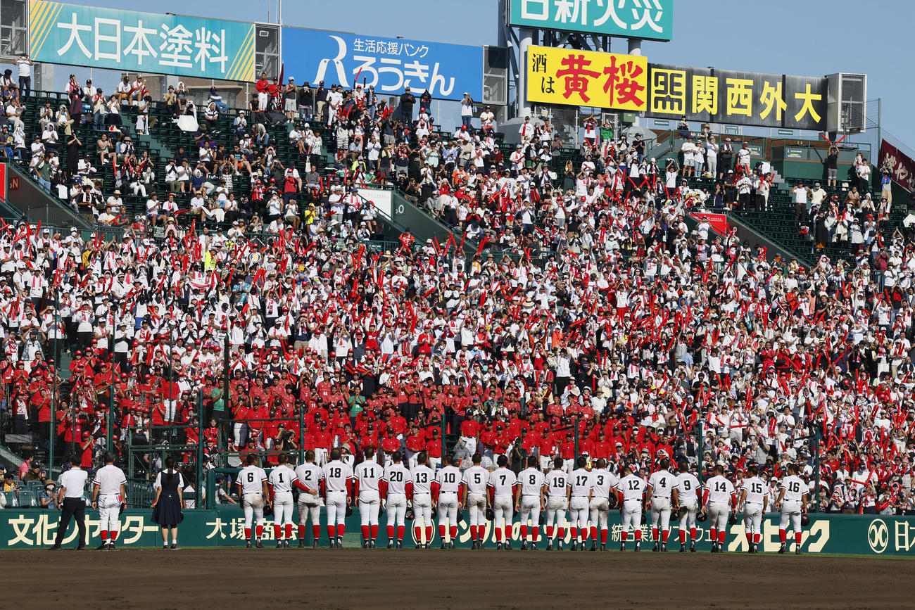 神村学園対おかやま山陽　神村学園に敗れ、スタンドから拍手が送られるおかやま山陽ナイン（撮影・藤尾明華）