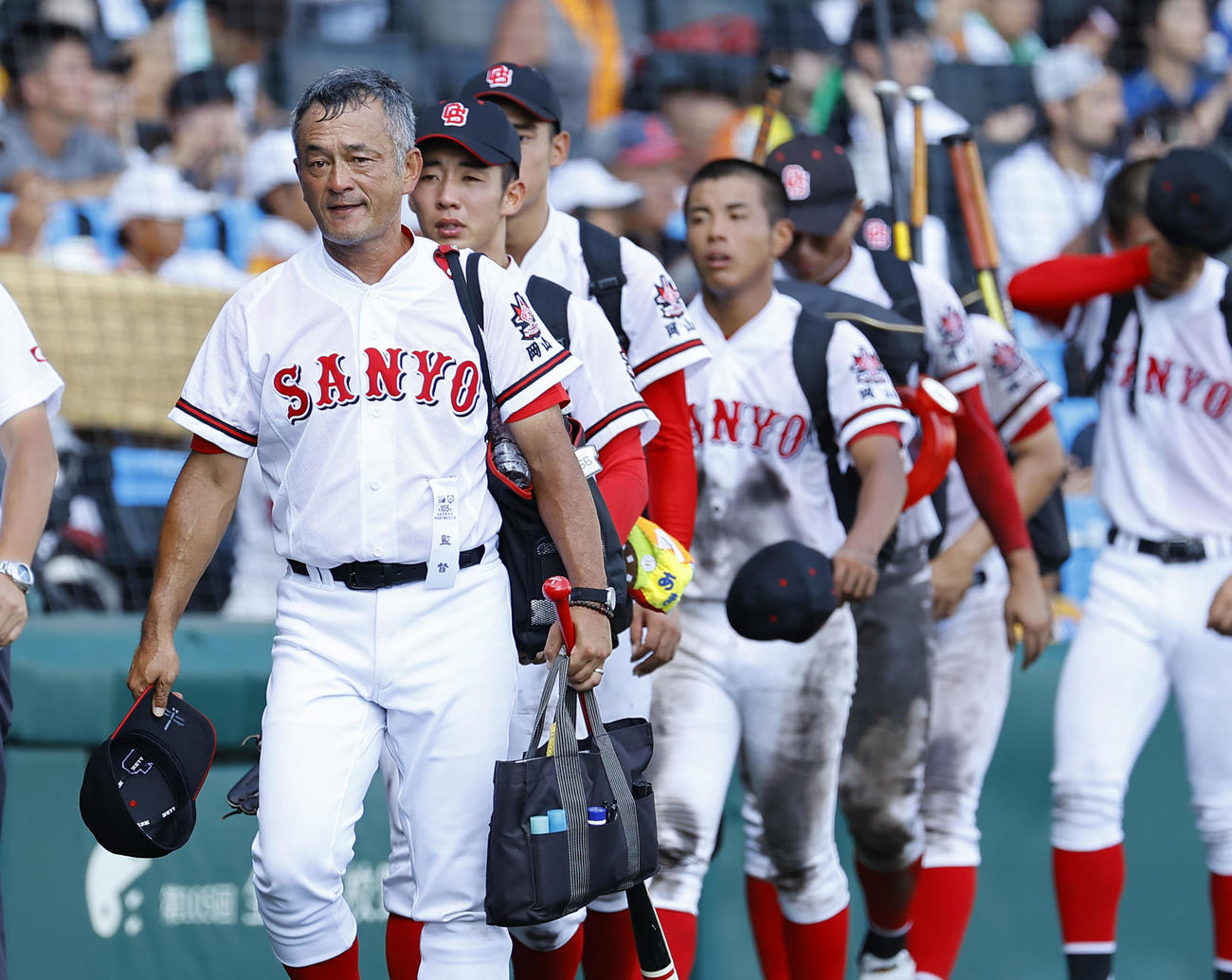 神村学園対おかやま山陽　神村学園に敗れ、グラウンドを後にするおかやま山陽堤監督（撮影・藤尾明華）