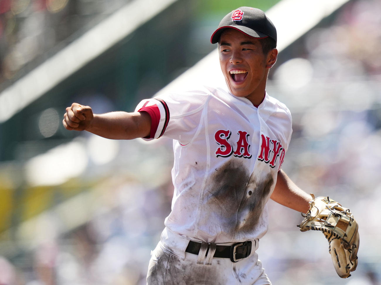 神村学園対おかやま山陽　3回表神村学園2死一塁、正林の盗塁を阻止し笑顔を見せる渡辺（撮影・横山健太）