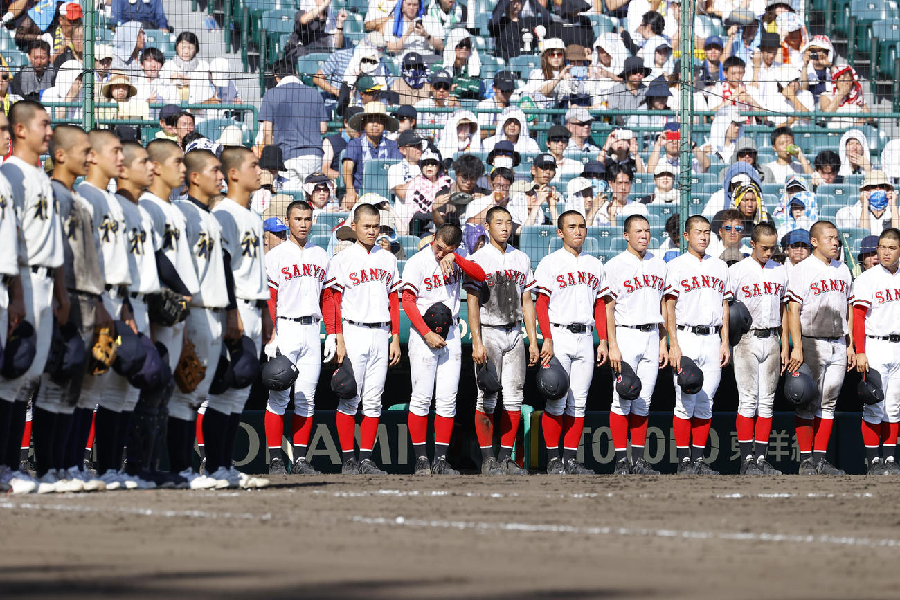 神村学園対おかやま山陽　神村学園に敗れ、涙を流すおかやま山陽ナイン（撮影・藤尾明華）