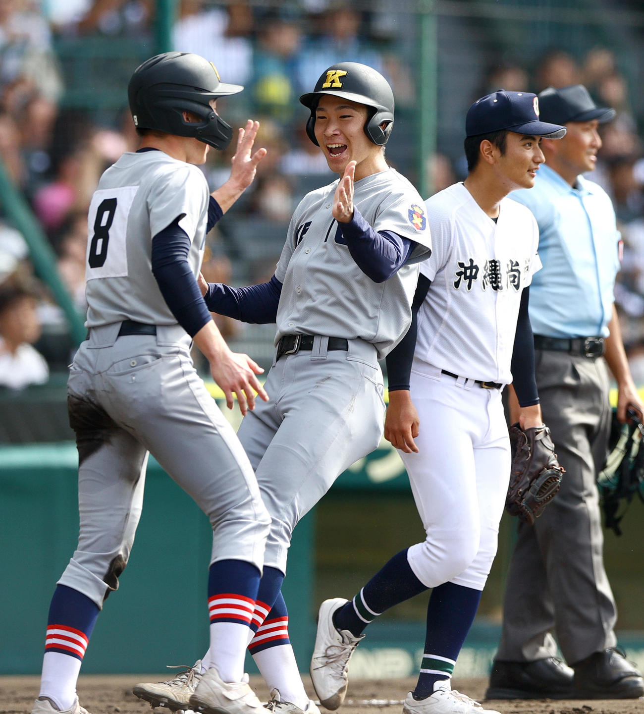 慶応対沖縄尚学　6回表慶応1死満塁、渡辺（左から2人目）は加藤の左適時3点二塁打で生還し歓喜する。左から3人目は投手東恩納（撮影・上山淳一）