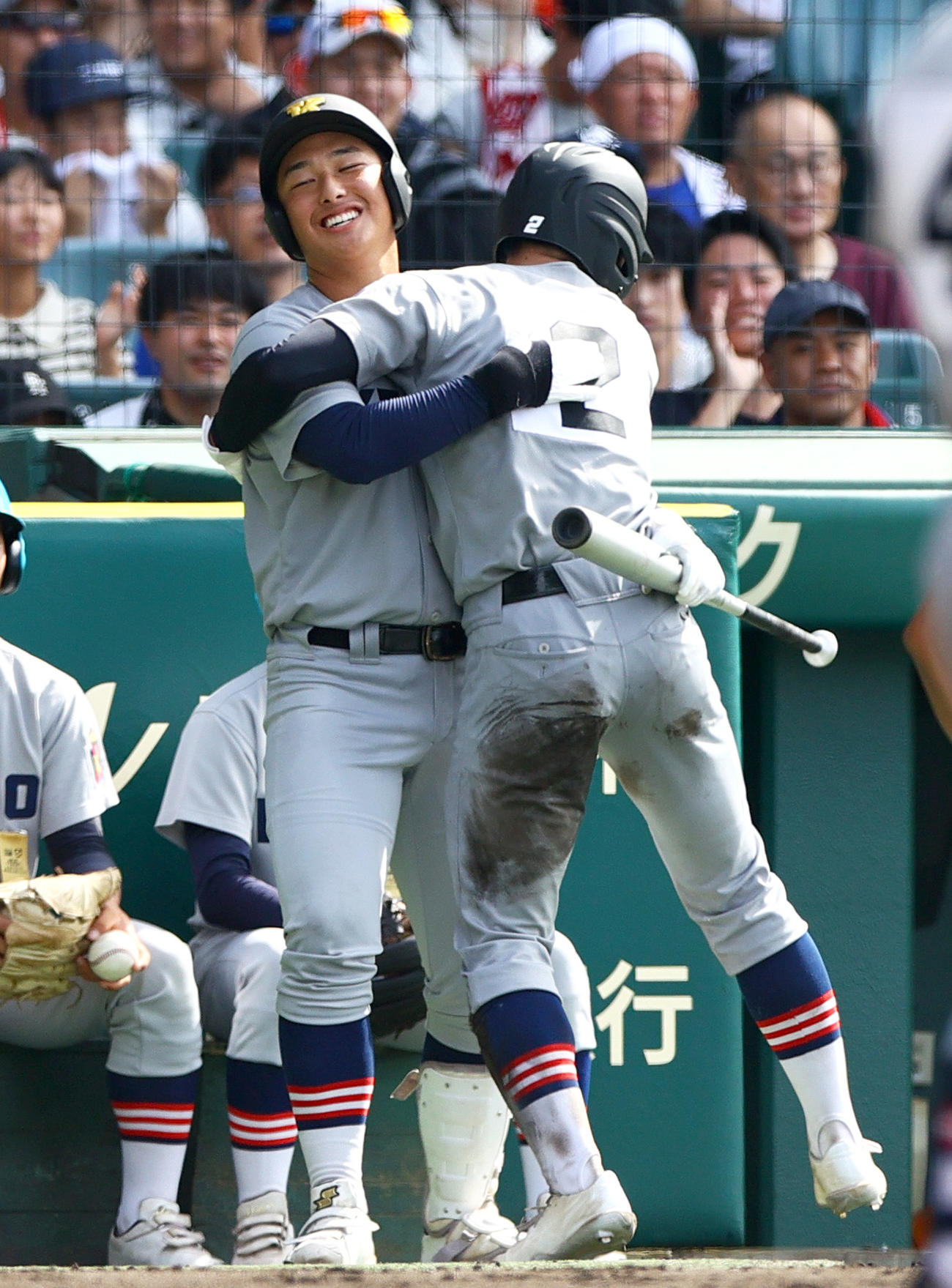 慶応対沖縄尚学　6回表慶応1死二塁、渡辺憩は福井の右前適時打で生還し、清原と抱き合う（撮影・上山淳一）