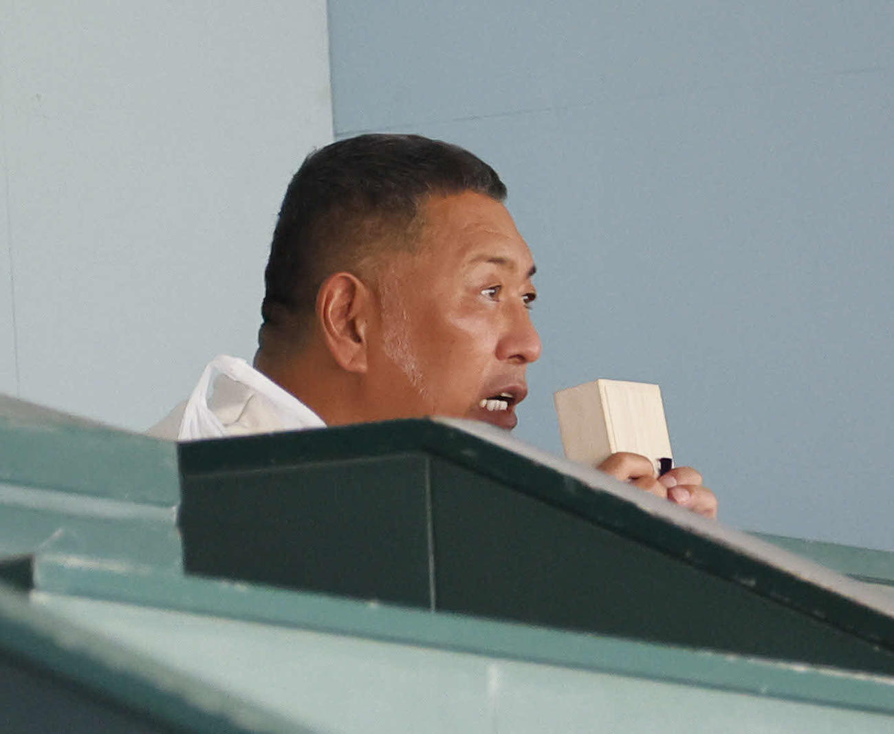 慶応対沖縄尚学　6回、息子の慶応清原勝児の打席を見つめる清原和博氏（撮影・藤尾明華）