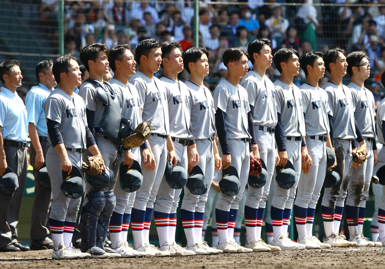 慶応対沖縄尚学　沖縄尚学に勝利し、校歌を斉唱する慶応ナイン（撮影・上山淳一）