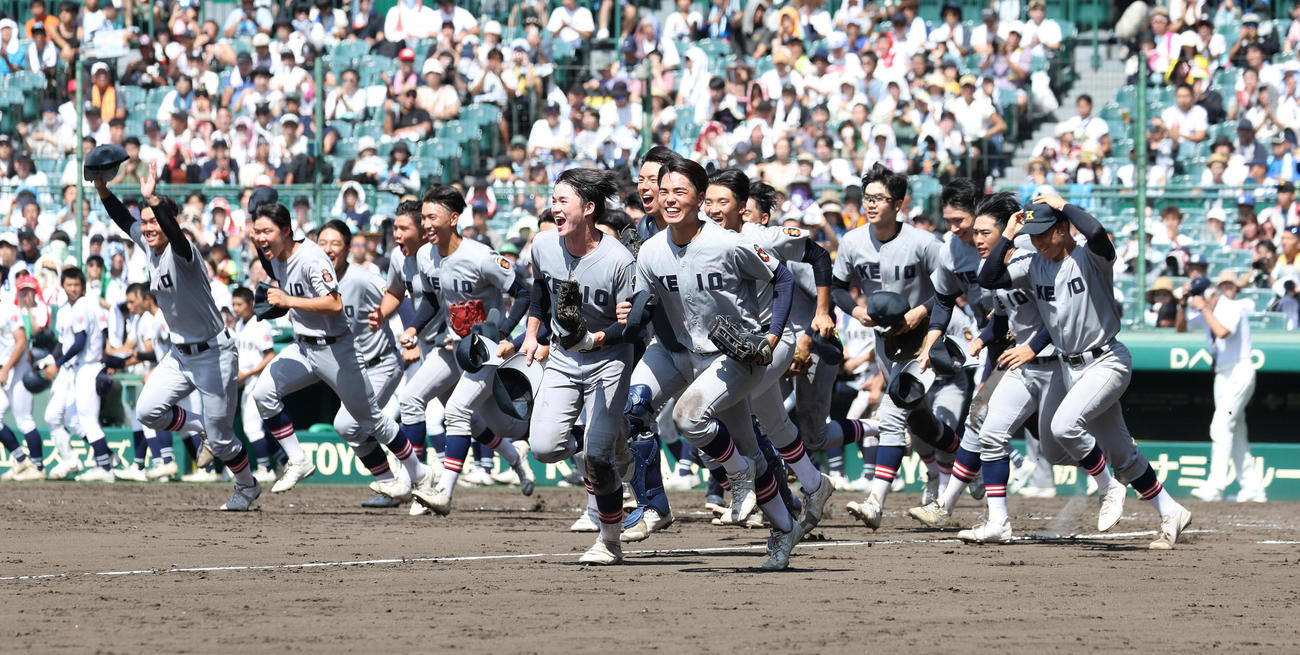 慶応対沖縄尚学　沖縄尚学に勝利して応援席にかけ出す慶応ナイン（撮影・白石智彦）（撮影・白石智彦）