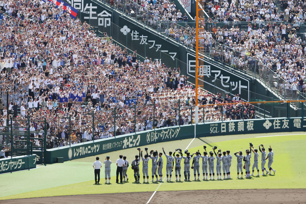 慶応対沖縄尚学　ベスト4進出を決め、喜ぶ慶応ナイン（撮影・藤尾明華）