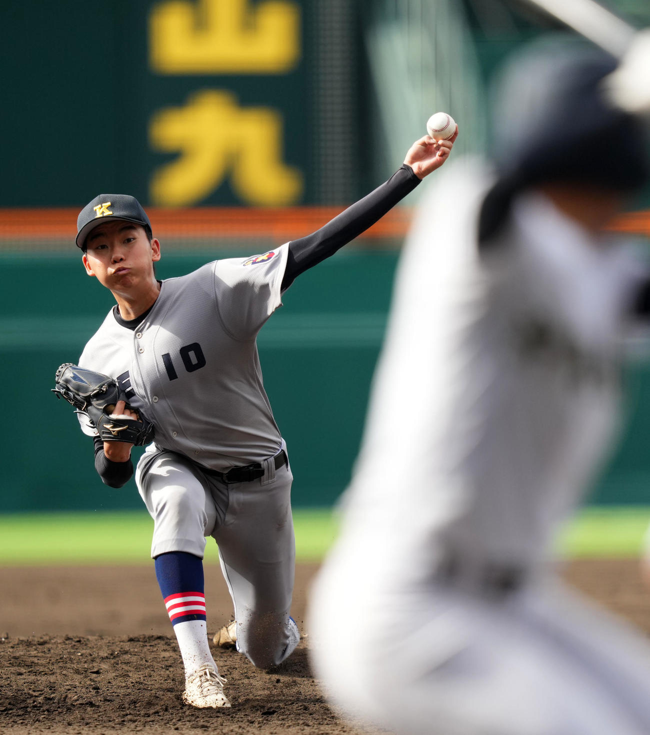 慶応対沖縄尚学　力投する慶応先発の鈴木（撮影・横山健太）