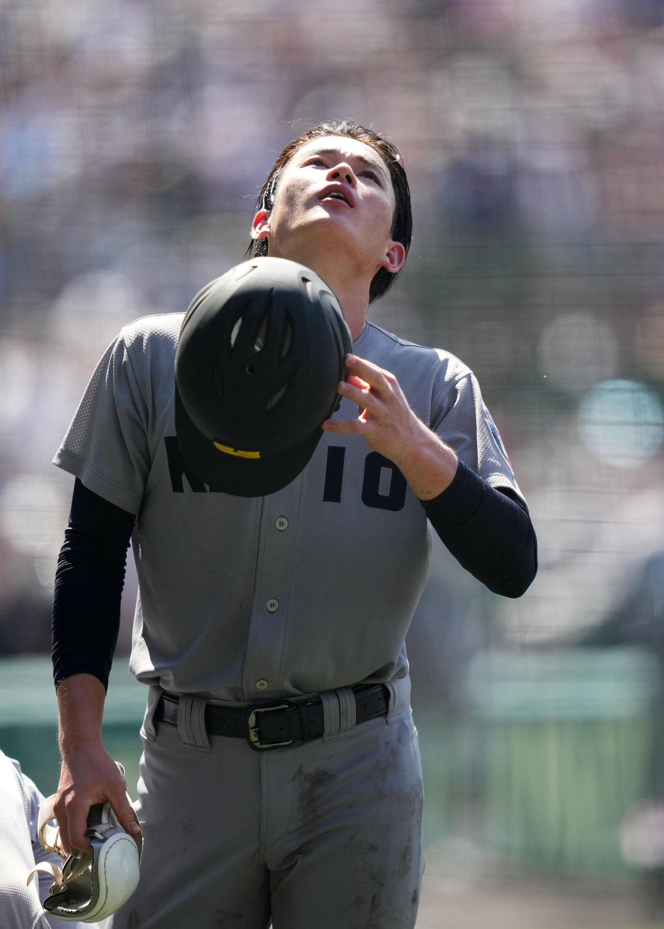 慶応対沖縄尚学　髪をかき上げ打席に向かう慶応・丸田（撮影・横山健太）