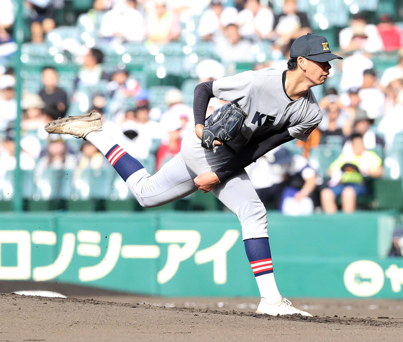 慶応対沖縄尚学　沖縄尚学戦に先発する慶応・鈴木（撮影・白石智彦）