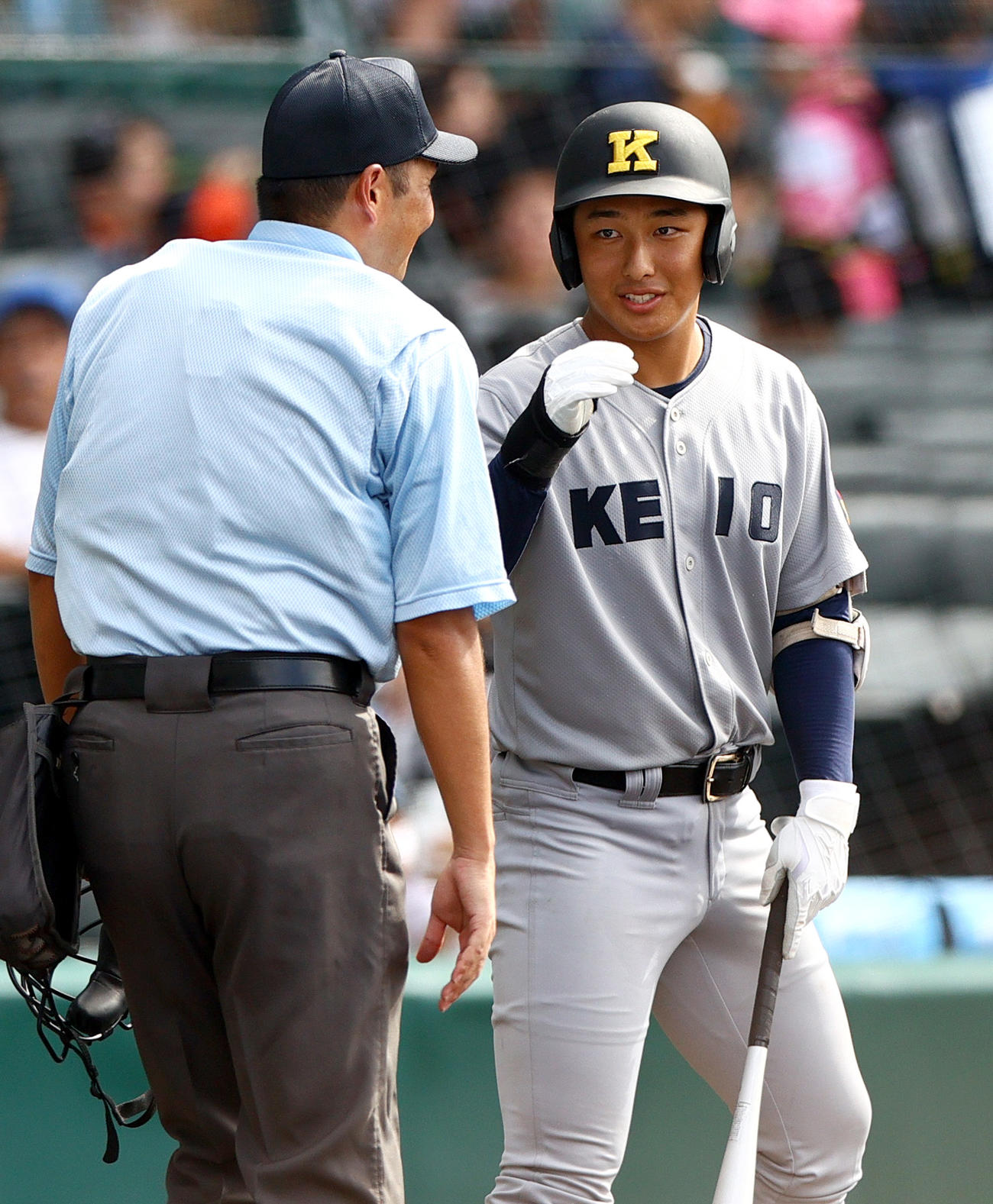 慶応対沖縄尚学　6回表慶応無死、清原（右）は球審に自らの代打を告げる（撮影・上山淳一）