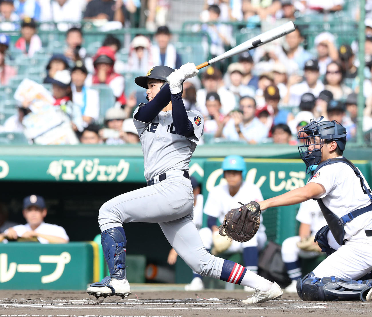 慶応対沖縄尚学　6回表慶応1死満塁、加藤は左中間に逆転3点適時二塁打を放つ（撮影・白石智彦）
