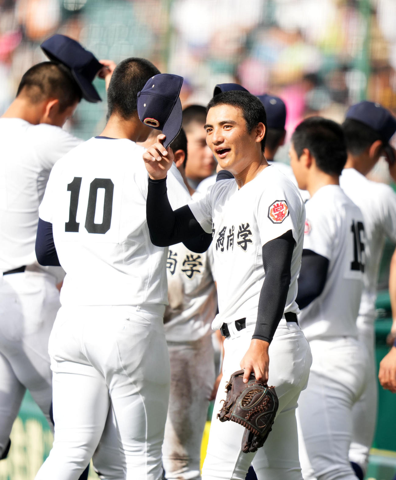 慶応対沖縄尚学　3回表を無失点に抑え笑顔を見せる沖縄尚学・東恩納（撮影・横山健太）